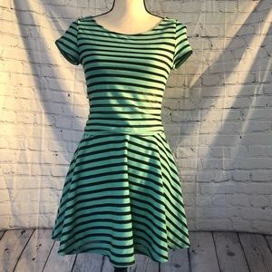2 Piece Crop Top Skirt Set in Green Size Small